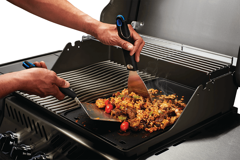 Mettre une feuille de cuisson sur la grille du barbecue ou sur la plancha  pour ne pas salir l'appareil, une bonne idée ?
