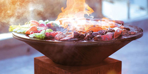 Brasero Ofyr avec grandes flammes et cuisson de nourritures